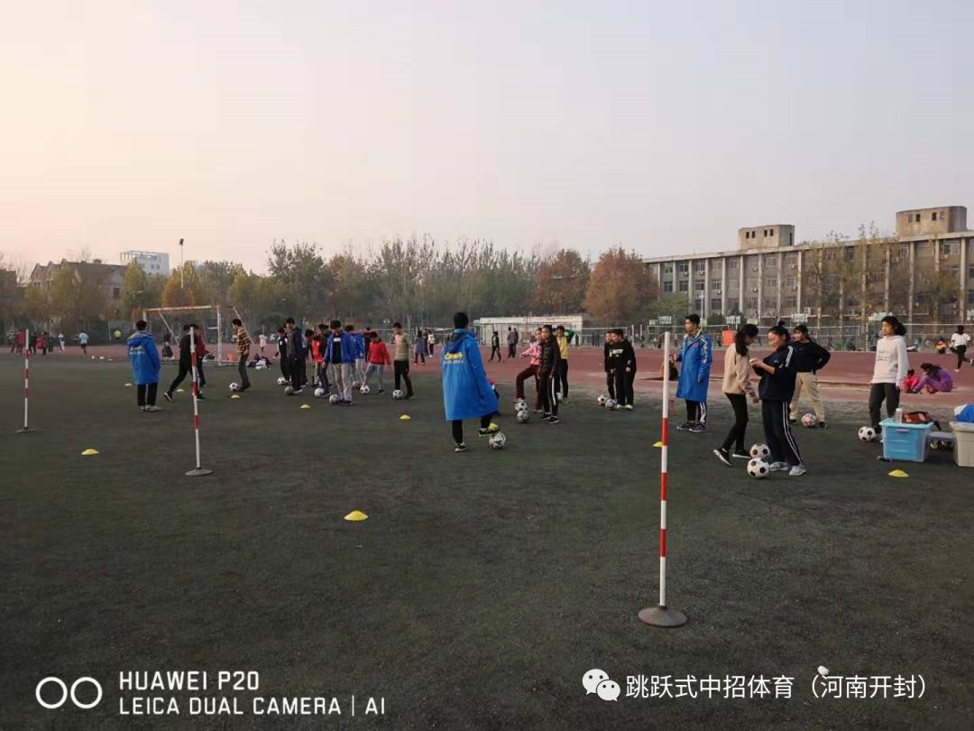 绕杆足球游戏规则_足球绕杆的视频_足球绕杆小游戏