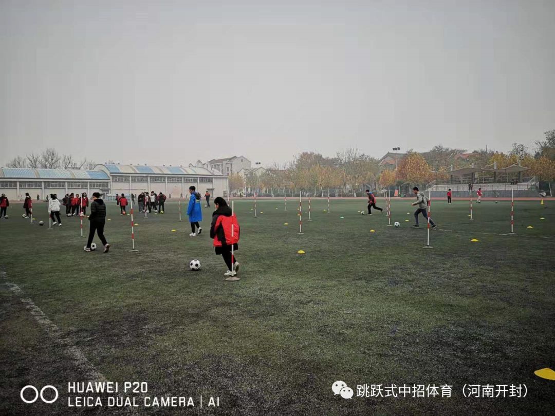 绕杆足球游戏规则_足球绕杆小游戏_足球绕杆的视频