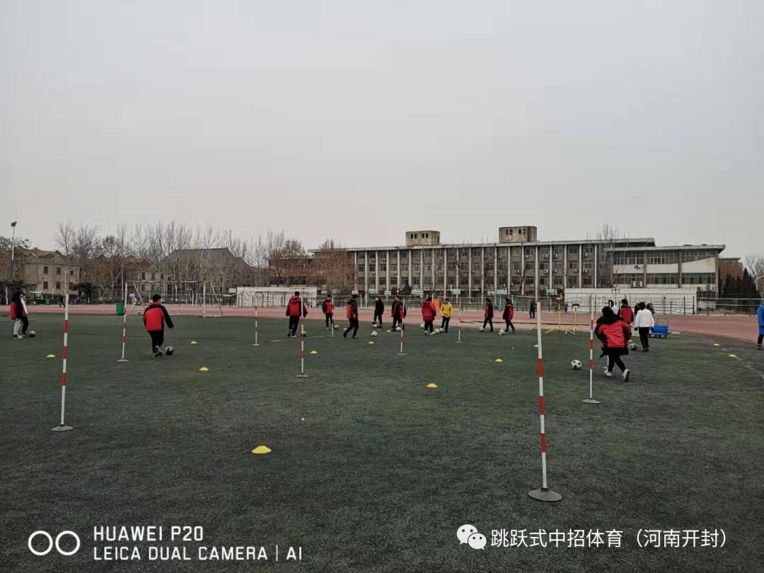 绕杆足球游戏规则_足球绕杆小游戏_足球绕杆的视频