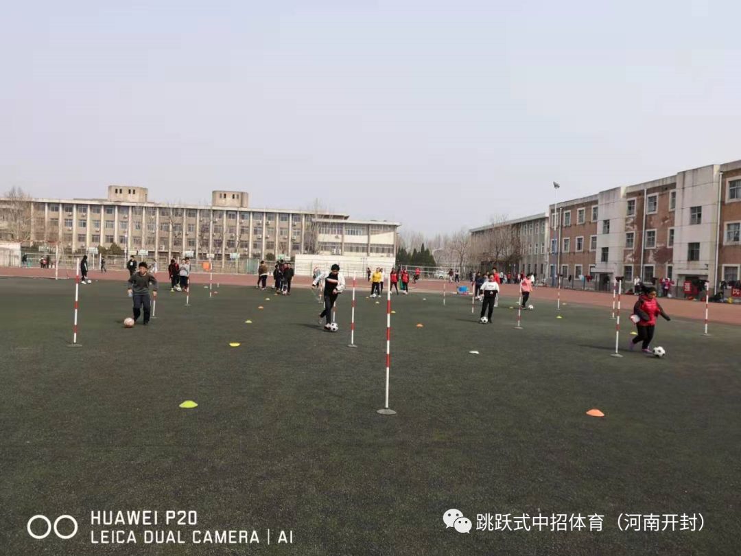 足球绕杆的视频_绕杆足球游戏规则_足球绕杆小游戏