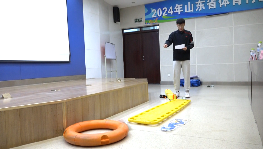 游泳女冠军张_张哲游泳冠军_游泳运动员张哲