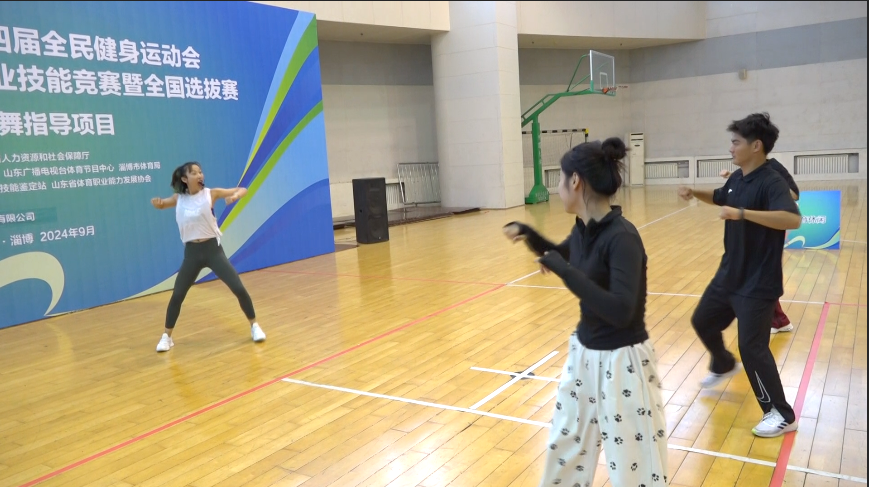 游泳女冠军张_张哲游泳冠军_游泳运动员张哲
