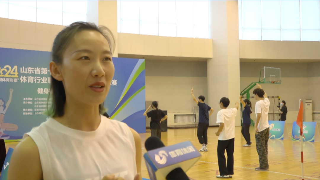 游泳女冠军张_张哲游泳冠军_游泳运动员张哲