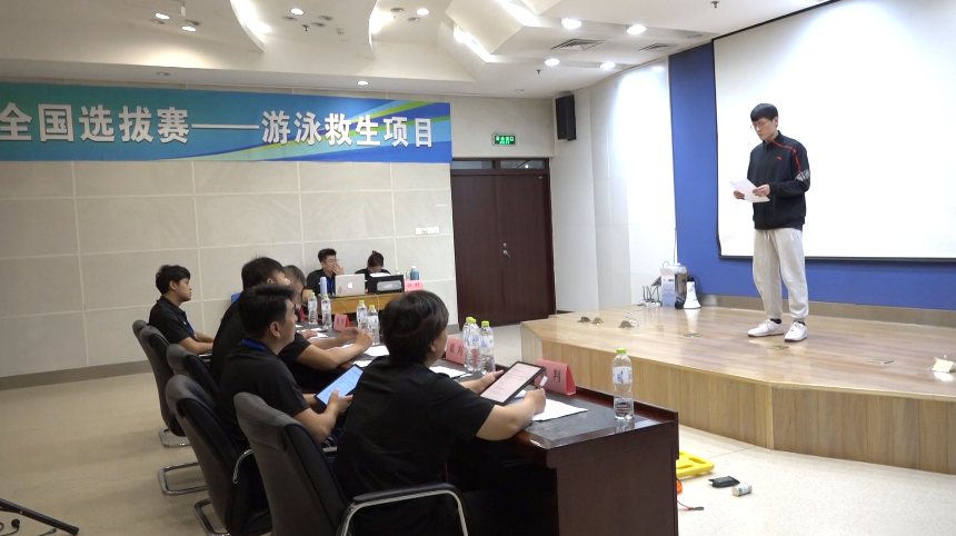 张哲游泳冠军_游泳运动员张哲_游泳女冠军张