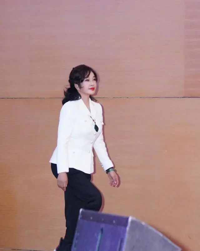 健身房衣着_健身房运动服装_健身房运动上衣