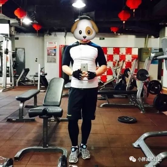 健身房衣服搭配_健身房运动上衣_上衣房健身运动图片