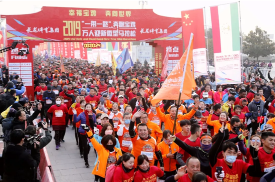 ▲2019年“一带一路”奔跑宝鸡万人迎新微型马拉松开跑。