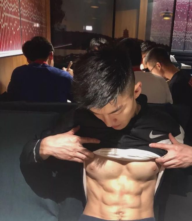 举重冠军和健身房教练_房栋教练_举重教练组