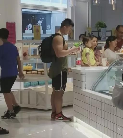房栋教练_举重教练组_举重冠军和健身房教练