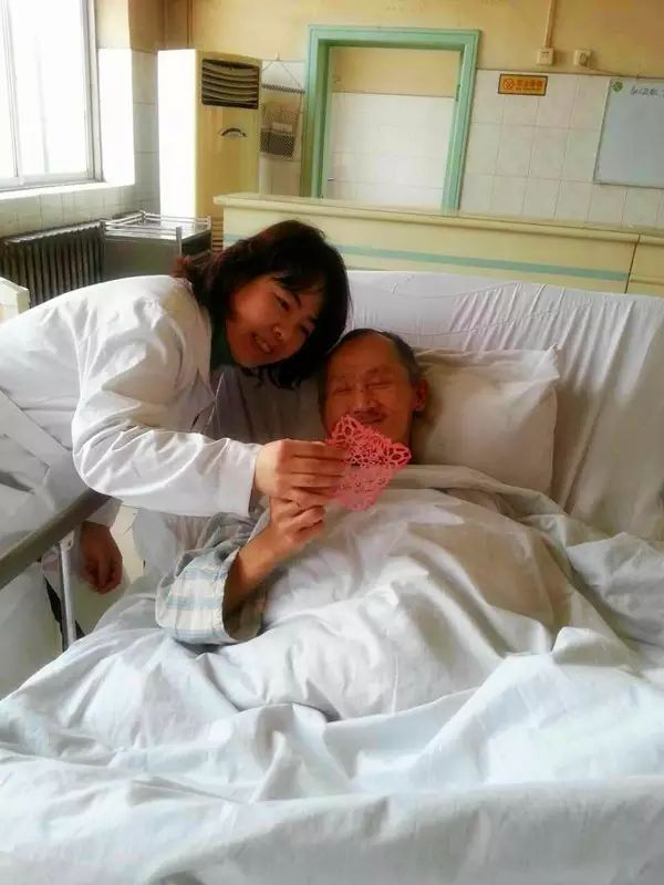 白衣天使：医生护士的无私奉献与救死扶伤精