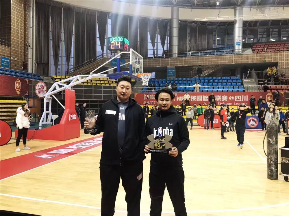 西昌二中体教结合班篮球队勇夺2019年四