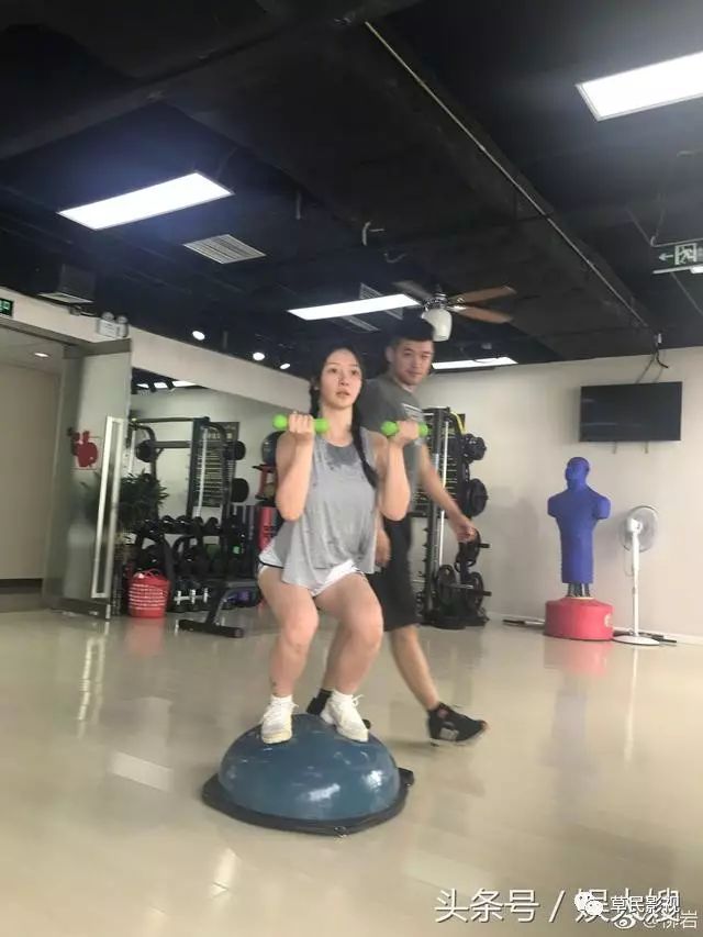 哪些女明星健身照片_健身明星头像_健身明星照片女孩