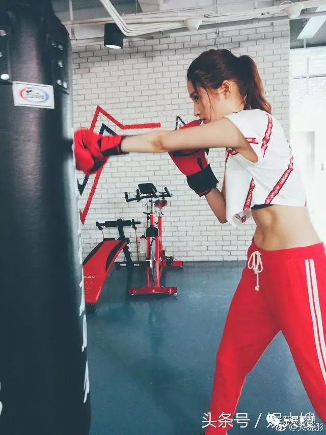 哪些女明星健身照片_健身明星头像_健身明星照片女孩