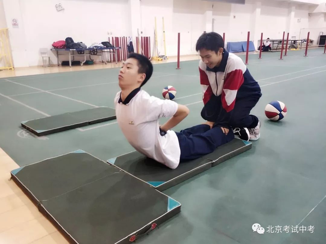 篮球绕杆运球动作要领_体育考试篮球运球绕杆规则_篮球绕杆运动