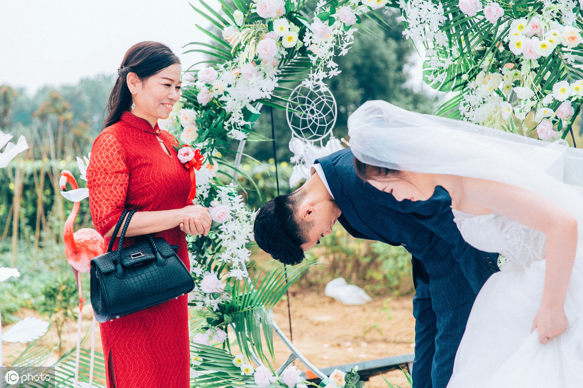 用拍婚纱照的钱请婚礼跟拍_拍婚纱照谁拿钱_拍婚纱照的钱该不该一人一半