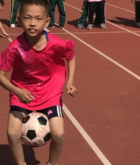 足球比赛中间踢球规则_足球中间是什么位置_中间的足球