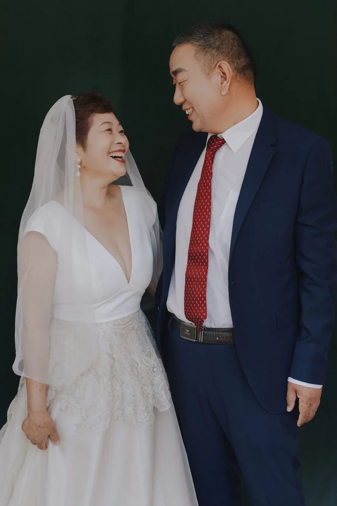 给爸爸妈妈拍婚纱照_想拍跟爸爸妈妈一样的婚纱照_爸妈婚纱照文案