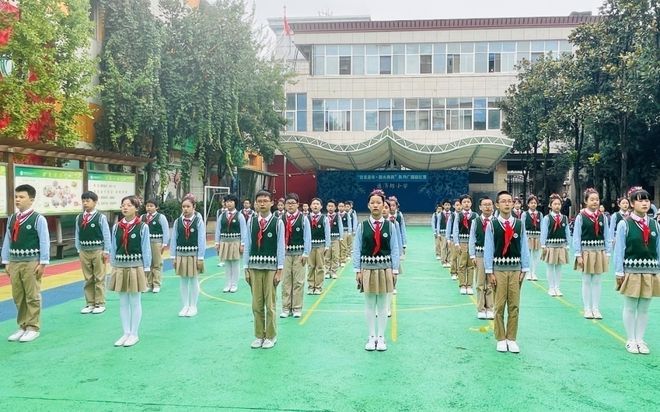 小学生体操入场队形视频_体操比赛队形小学生_小学生体操队形的间隔距离