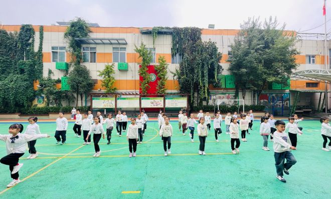 小学生体操入场队形视频_小学生体操队形的间隔距离_体操比赛队形小学生