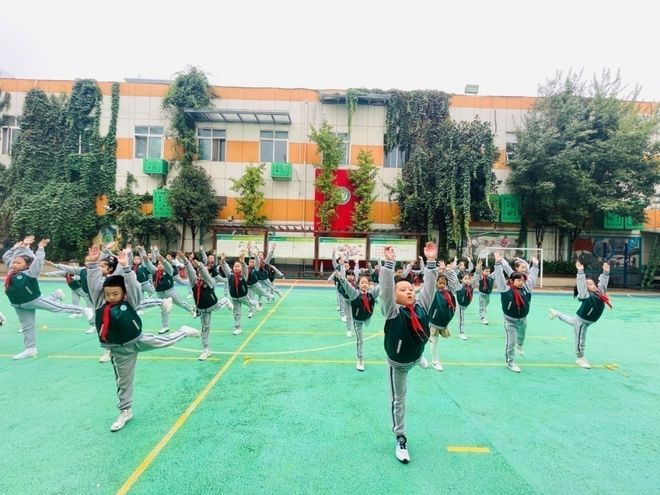 小学生体操队形的间隔距离_体操比赛队形小学生_小学生体操入场队形视频