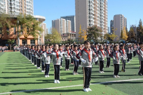 小学生体操队形比赛班级口号_体操比赛队形小学生_小学生体操队形散开花样