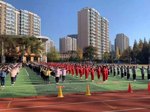 小学生体操队形散开花样_体操比赛队形小学生_小学生体操队形比赛班级口号