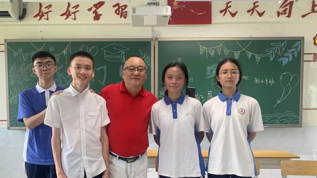 上万小学篮球比赛_南山区小学篮球赛比赛规则_小学生的篮球比赛