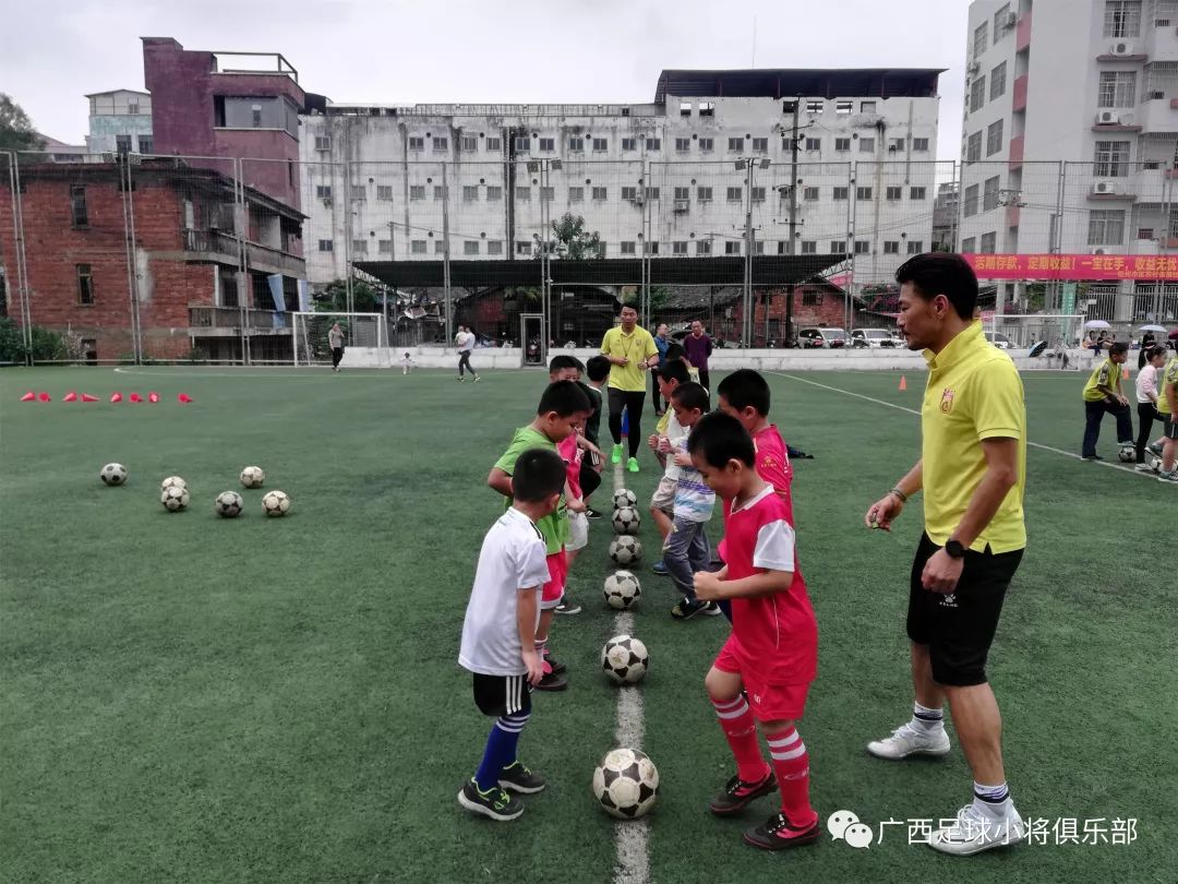 足球小将进球精彩瞬间_怎么训练足球小将进球技巧_进球小将足球技巧训练视频