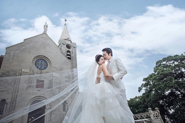 婚纱照外景摆拍姿势_飘移婚纱照外景_婚纱照飘纱