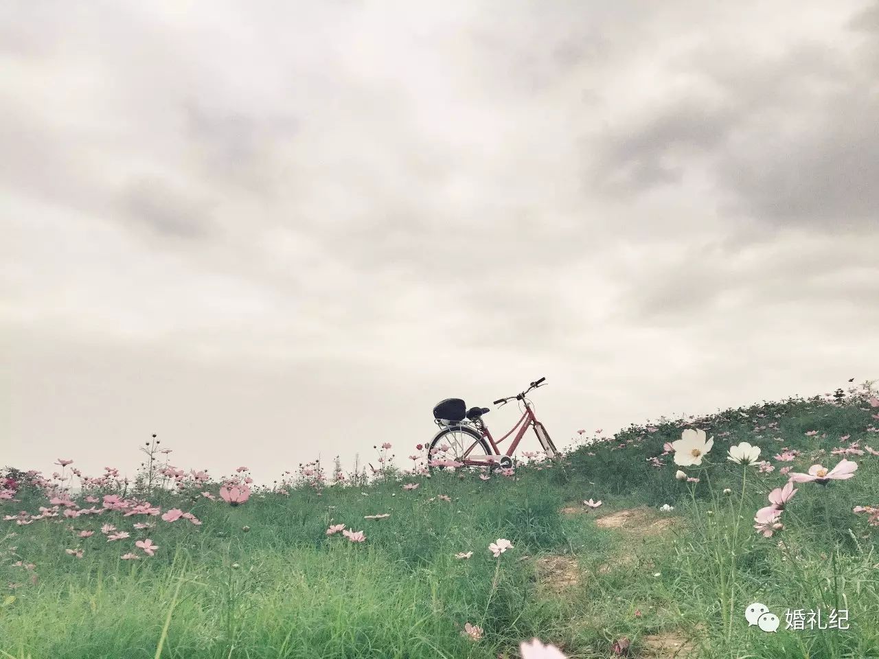 婚纱照外景拍什么风格好看_婚纱外景拍照姿势大全图片_时尚外景水婚纱照