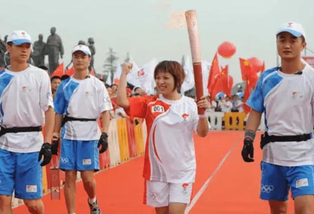 搞笑奥运举重女子冠军图片_搞笑奥运举重女子冠军是谁_搞笑奥运举重冠军女子