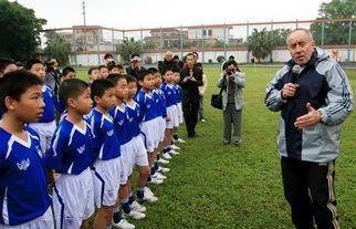 足球最多冠军的人是谁中国_足球冠军有哪些人中国_足球冠军人中国是谁