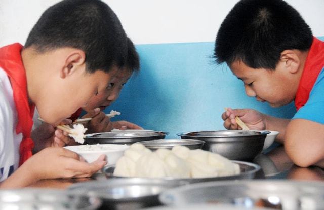 学校营养餐营养了谁_营养餐学校食堂工作人员伙食费_营养餐学校发放流程