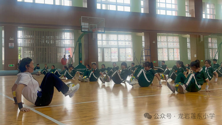 学生助跑跳高技巧视频_跳高的视频技巧教程_视频跳高技巧助跑学生怎么做