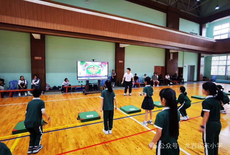 视频跳高技巧助跑学生怎么做_学生助跑跳高技巧视频_跳高的视频技巧教程