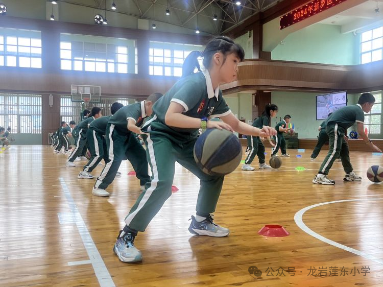 视频跳高技巧助跑学生怎么做_学生助跑跳高技巧视频_跳高的视频技巧教程