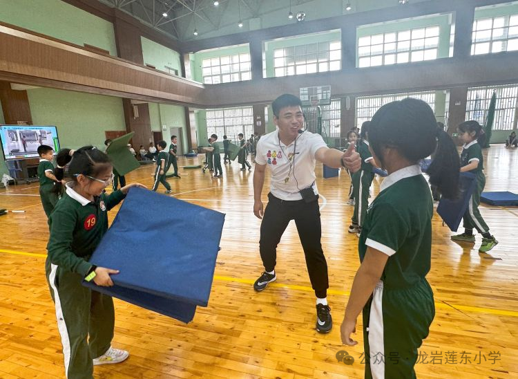 学生助跑跳高技巧视频_视频跳高技巧助跑学生怎么做_跳高的视频技巧教程