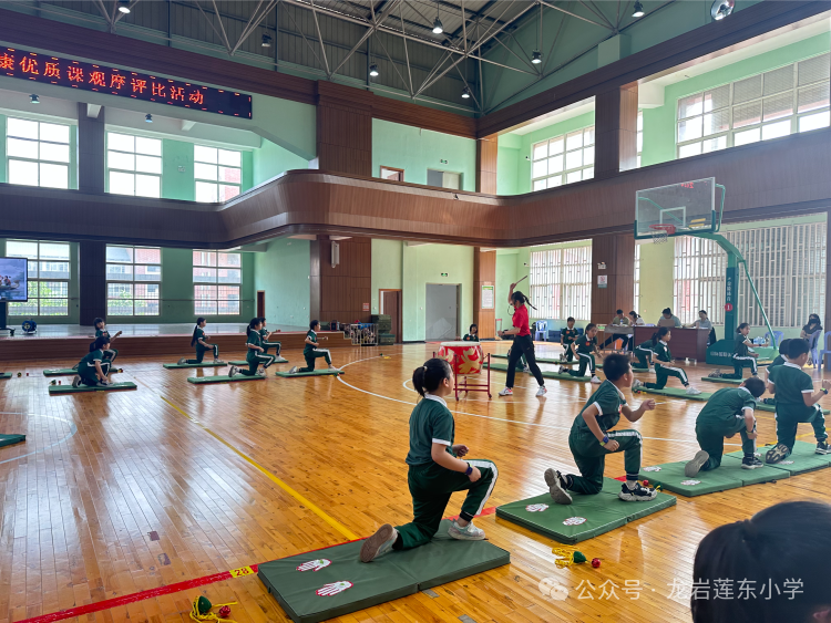 跳高的视频技巧教程_学生助跑跳高技巧视频_视频跳高技巧助跑学生怎么做