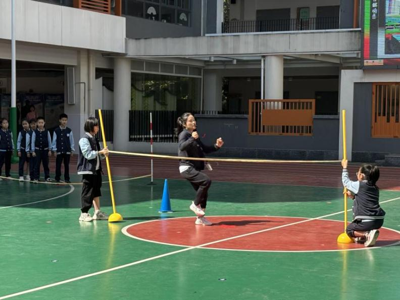 跳高的视频教程_学生助跑跳高技巧视频_如何跳高视频