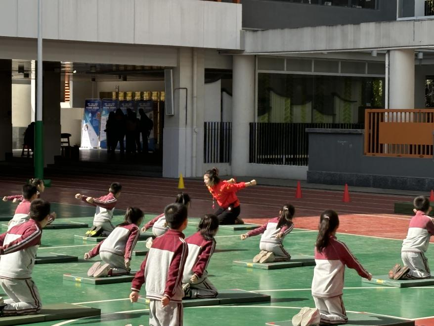 如何跳高视频_跳高的视频教程_学生助跑跳高技巧视频