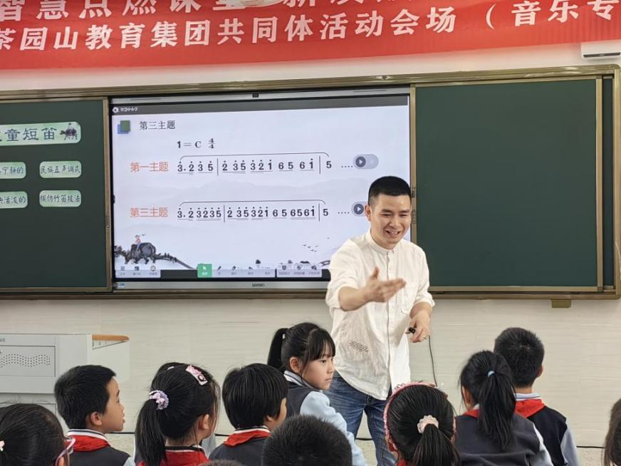 跳高的视频教程_如何跳高视频_学生助跑跳高技巧视频