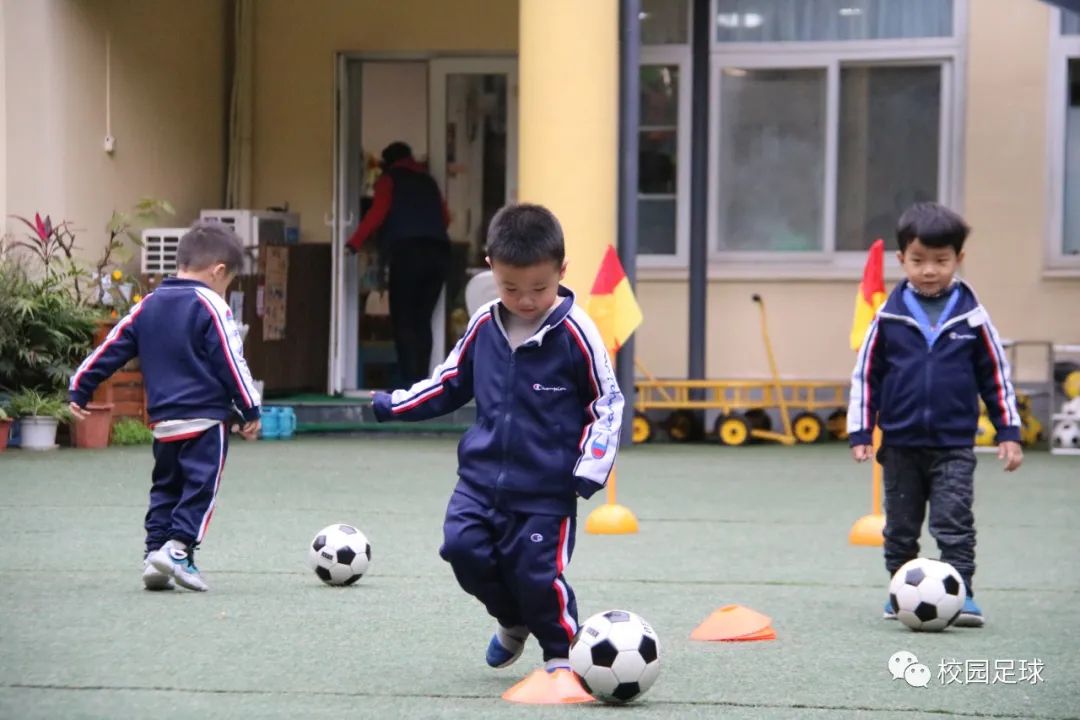 足球规矩图_足球规则小学生图片_足球规则图片小学生简笔画