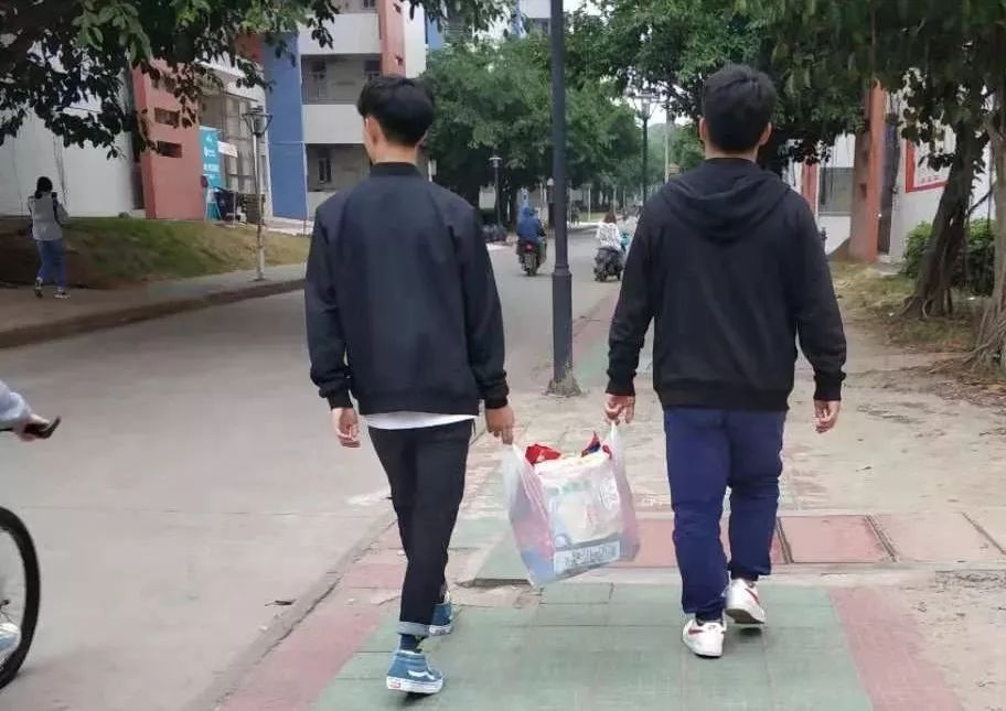 学游泳休闲穿搭技巧图片_游泳穿什么比较好_游泳怎么穿衣服