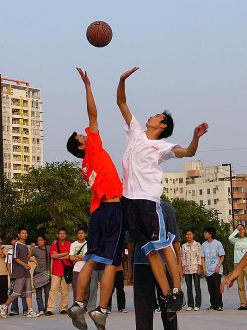 篮球抢算规则球犯规部分吗_篮球规则抢球部分犯规怎么算_篮球抢算规则球犯规部分罚球吗