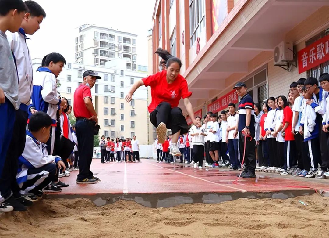 中学跳高比赛_高中校园跳高比赛规则有哪些_高中生跳高比赛