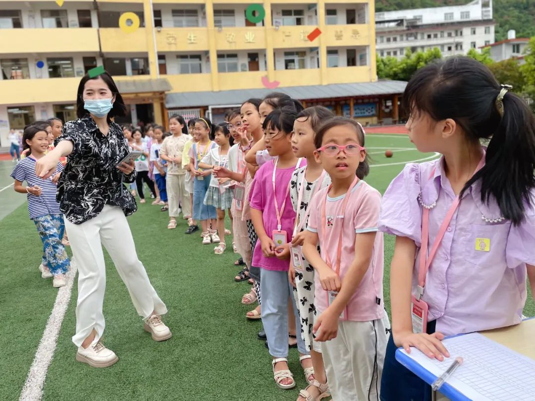 团战篮球技巧教学小学生_小学篮球教程_小学篮球队战术