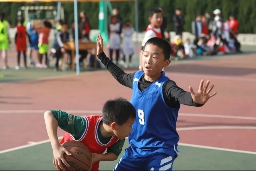 团战篮球技巧教学小学生_小学篮球教程_小学篮球怎么教