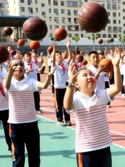 小学篮球怎么教_团战篮球技巧教学小学生_小学篮球教程