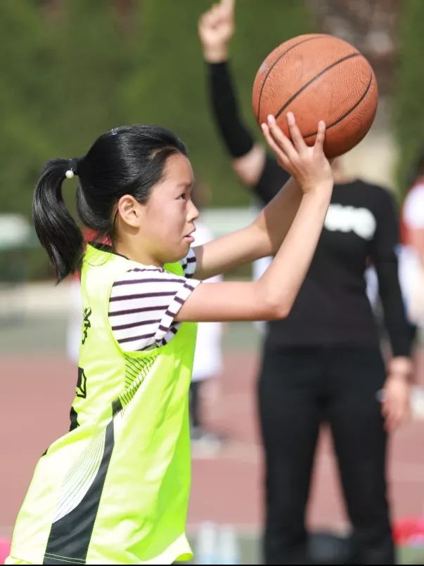 小学篮球怎么教_小学篮球教程_团战篮球技巧教学小学生