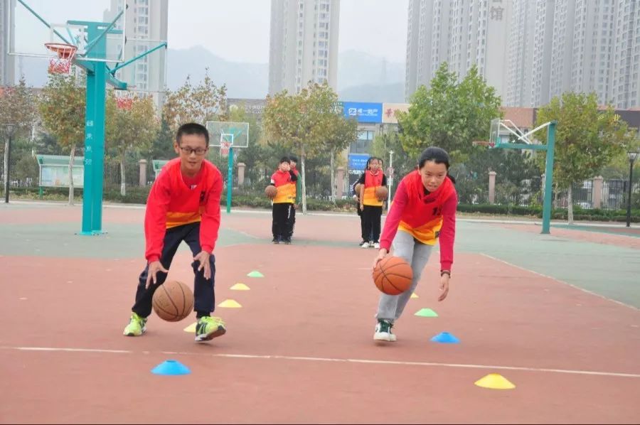 小学篮球教程_小学篮球怎么教_团战篮球技巧教学小学生